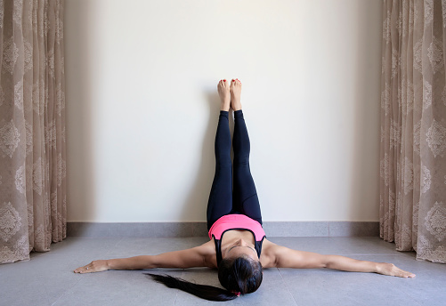 Yoga mujer pies arriba relajarse en la pared photo
