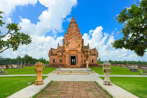 туристическая достопримечательность замка бурирам в бурираме. - thailand buriram temple hinduism стоковые фото и изображения