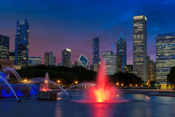 cidade de chicago na noite - chicago fountain skyline night - fotografias e filmes do acervo