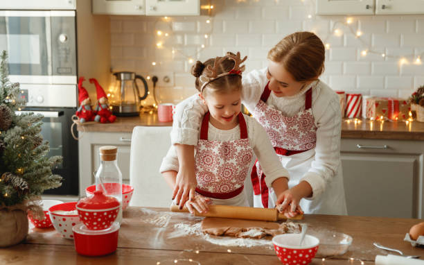 mère de famille heureuse et enfant font cuire des biscuits de noel - rolling dough pastry apron photos et images de collection