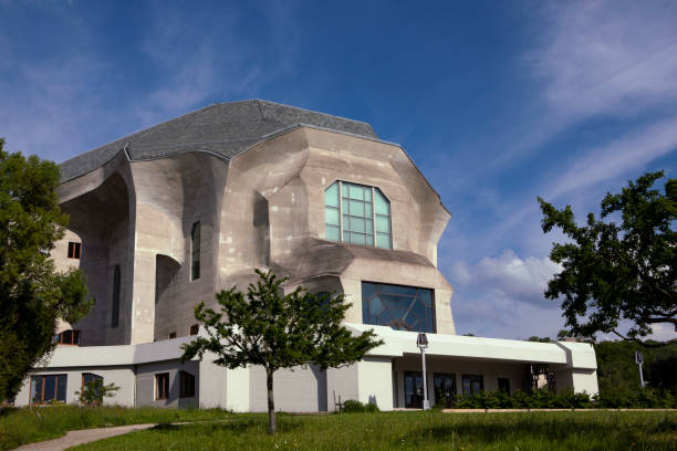 dornach, cantón de solothurn/suiza. entrada al teatro goetheanum. proyecto rudolf steiner. lado del edificio con cielo azul. - steiner fotografías e imágenes de stock