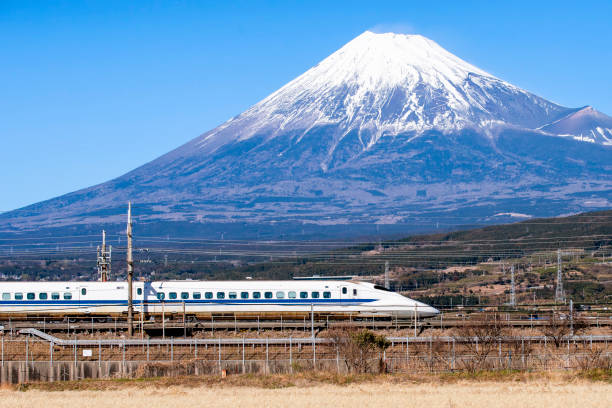 静岡県冬の富士山背景を持つ高速新幹線 - peak to peak ストックフォトと画像