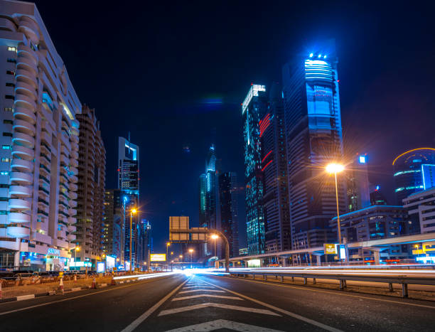 route de cheikh zayed - night cityscape dubai long exposure photos et images de collection