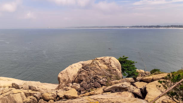 una roccia imponente e un bellissimo paesaggio - imponent foto e immagini stock