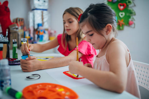 istock Two girls painting on art class 1191418818
