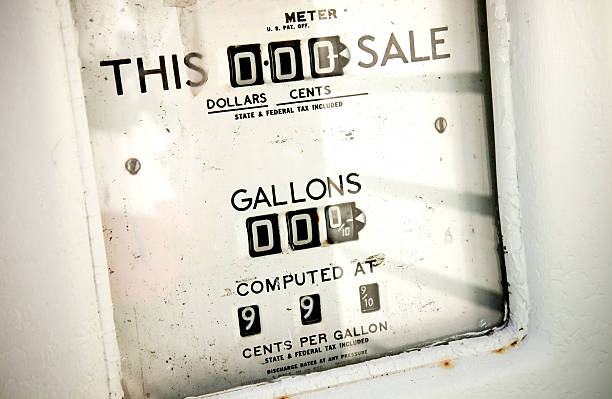 Vintage gasolina bomba stuck em 99,9 centavos de dólar - foto de acervo