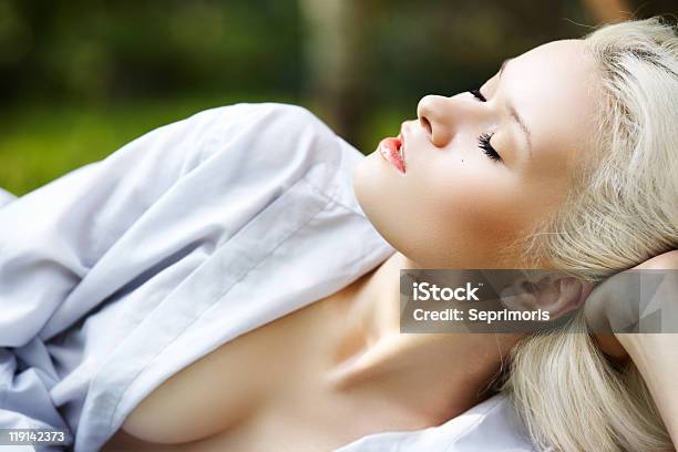 Kobieta Relaksujący Na Charakter - zdjęcia stockowe i więcej obrazów Biały - Biały, Blond włosy, Kobiety