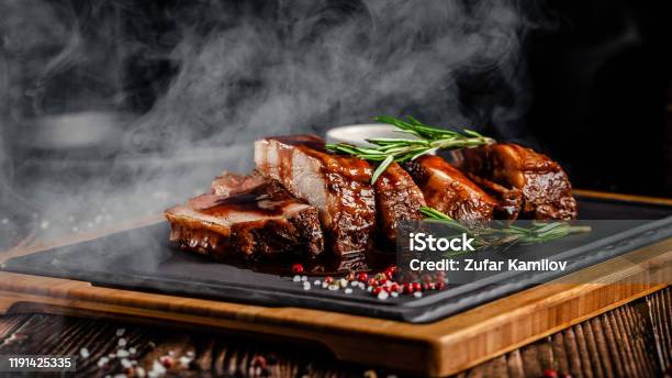 アメリカの食品コンセプト豚肉のリブのグリルソーススモークスパイスローズマリー背景イメージスペースのコピー - バーベキューグリルのストックフォトや画像を多数ご用意