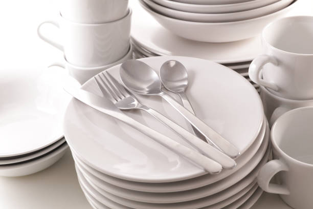 pila de platos vacíos con taza y cuenco aislado sobre fondo blanco - plate dishware stack multi colored fotografías e imágenes de stock