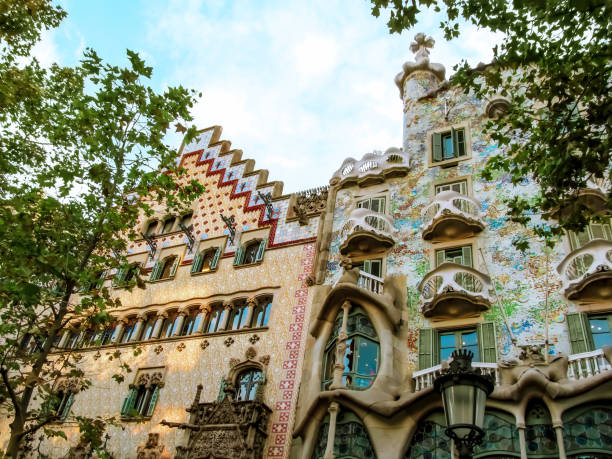 fachadas de la casa batllo de antoni gaudí y casa amatller de josep puig i cadafalch en barcelona - cadafalch fotografías e imágenes de stock