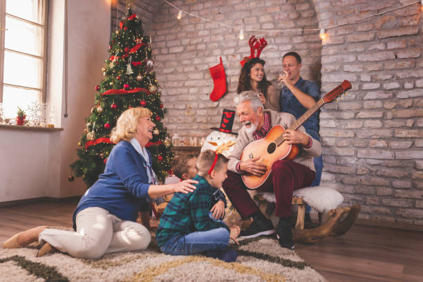 glückliche familie singt weihnachtslieder - traditional song stock-fotos und bilder
