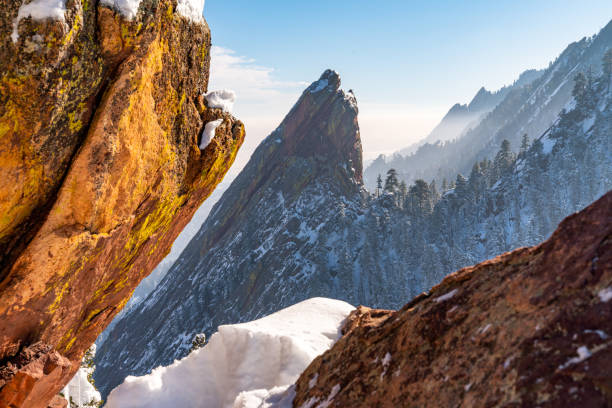폭풍 후 볼더의 플랫아이언 - flatirons colorado boulder mountain range 뉴스 사진 이미지