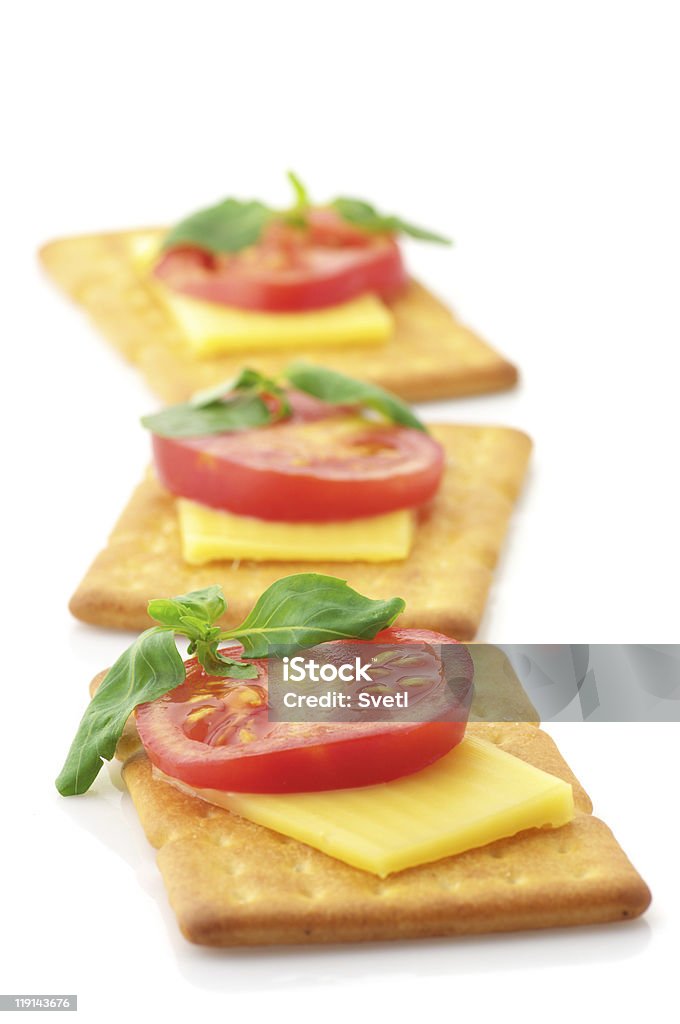 Biscuits salés avec fromage, tomate et au basilic - Photo de Aliment libre de droits