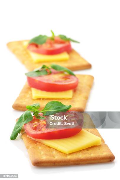 Photo libre de droit de Biscuits Salés Avec Fromage Tomate Et Au Basilic banque d'images et plus d'images libres de droit de Aliment - Aliment, Aliment en portion, Basilic