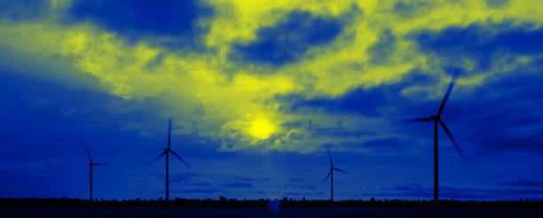 turbines à vent sur un fond dramatique de ciel - dramatic sky dusk night sustainable resources photos et images de collection