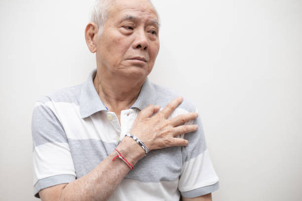 anciano hombre asiático puso su mano en su hombro debido a dolor en el hombro o dolor muscular. concepto de salud y medicina. - rotator cuff fotografías e imágenes de stock