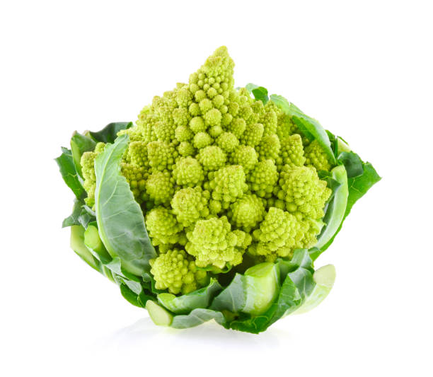 broccoli romanesco o cavolfiore romano isolato su sfondo bianco - romanesque broccoli cauliflower cabbage foto e immagini stock