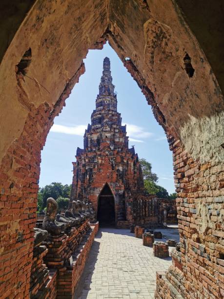 2019 - wat chaiwatthanaram malowidło ścienne w stylu architektury archeologicznej starożytnej ayutthaya - wat angkor thom zdjęcia i obrazy z banku zdjęć