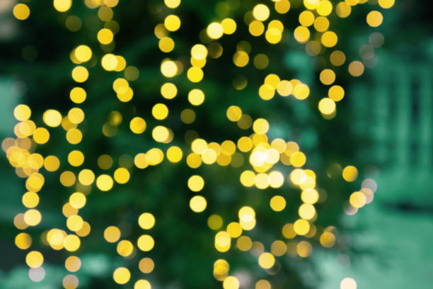クリスマスツリーライト。ボケ抽象的なテクスチャ。明るい黄色の輝きを持つ新年の背景。 - texured effect ストックフォトと画像