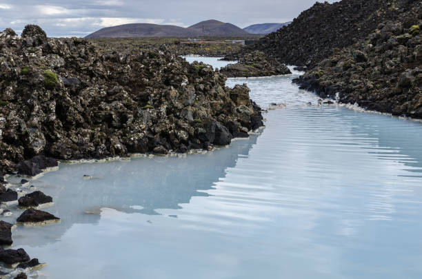 elektrownia geotermalna w błękitnej lagunie islandia. popularna atrakcja turystyczna. bardzo spokojny krajobraz - geothermal power station pipe steam alternative energy zdjęcia i obrazy z banku zdjęć