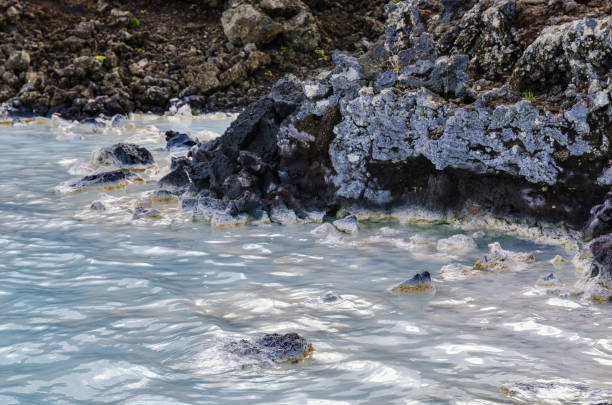 elektrownia geotermalna w błękitnej lagunie islandia. popularna atrakcja turystyczna. bardzo spokojny krajobraz - geothermal power station pipe steam alternative energy zdjęcia i obrazy z banku zdjęć