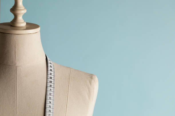 manichino sartoriale - mannequin dressmakers model tape measure female foto e immagini stock