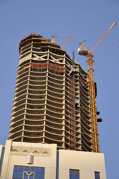 alto di costruzione - apartment building exterior urban scene window foto e immagini stock
