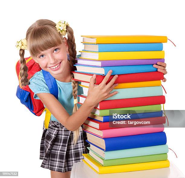 Giovane Studentessa Con Zaino Holding Pile Di Libri - Fotografie stock e altre immagini di A quadri