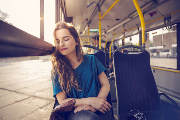 donna che dorme mentre si sposta in autobus - transportation bus mode of transport public transportation foto e immagini stock