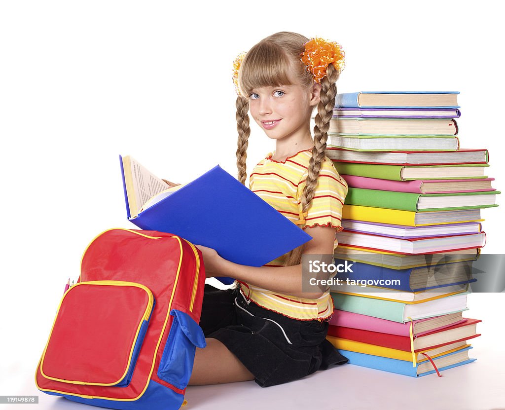 Niño con Pila de libros y la lectura en el suelo - Foto de stock de Abierto libre de derechos