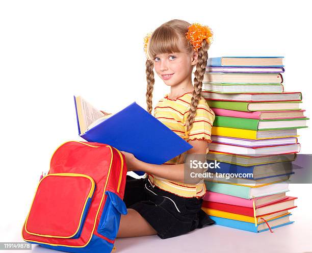 Niño Con Pila De Libros Y La Lectura En El Suelo Foto de stock y más banco de imágenes de Abierto - Abierto, Abrir, Agarrar