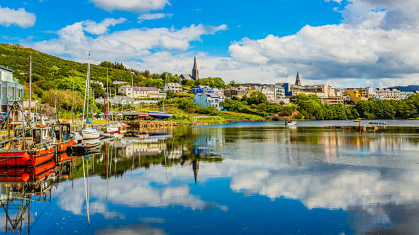 pier im hafen von clifden bei flut, boote mit spiegelreflexion im wasser verankert - republic of ireland fotos stock-fotos und bilder