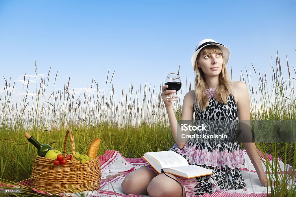 Menina lendo livro e bebendo vinho - Foto de stock de Adulto royalty-free