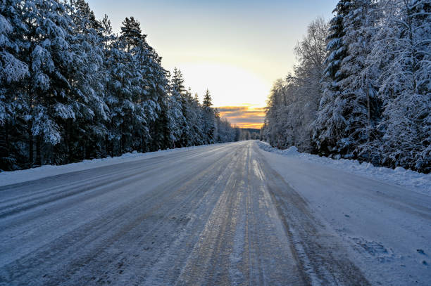 скользкая ледяная зимняя дорога в вармланде, швеция - snow nature sweden cold стоковые фото и изображения