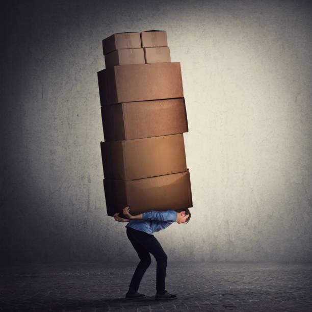 Bent down guy carrying a lot of big heavy boxes on his back. Overloaded of daily tasks, and difficult burden. Packing stuff and moving concept. Mail worker package delivery before christmas holidays. un tipo inclinado que lleva un montón de cajas pesadas en la espalda. sobrecargado de tareas diarias, y carga difícil. embalaje de cosas y concepto en movimiento. entrega del paquete de trabajador por correo antes de las vacaciones de navidad.