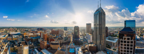 veduta aerea del centro di indianapolis nell'indiana - indianapolis skyline cityscape indiana foto e immagini stock