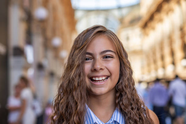 una bambina di 10 anni con i capelli ondulati all'aperto - schoolgirl school children 10 11 years isolated foto e immagini stock