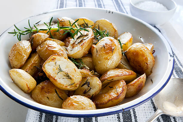 patatas asadas - roasted potatoes prepared potato herb food fotografías e imágenes de stock