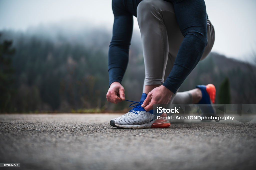Athleten binden Schnürsenkel im Freien. - Lizenzfrei Rennen - Körperliche Aktivität Stock-Foto