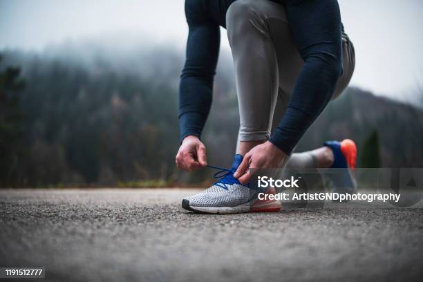 Athleten Binden Schnürsenkel Im Freien Stockfoto und mehr Bilder von Rennen - Körperliche Aktivität - Rennen - Körperliche Aktivität, Sportschuh, Binden