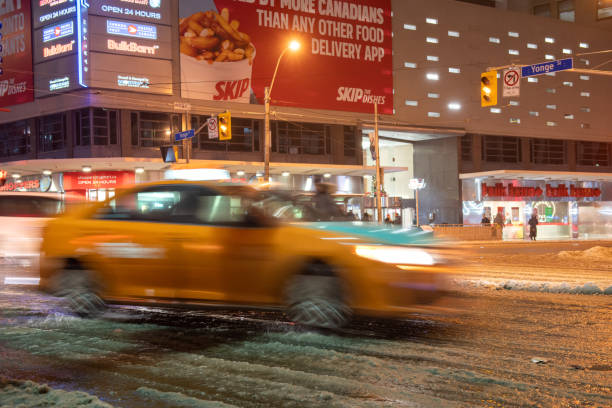 flou de mouvement d'un taxi de beck, toronto, ontario, canada - beck photos et images de collection