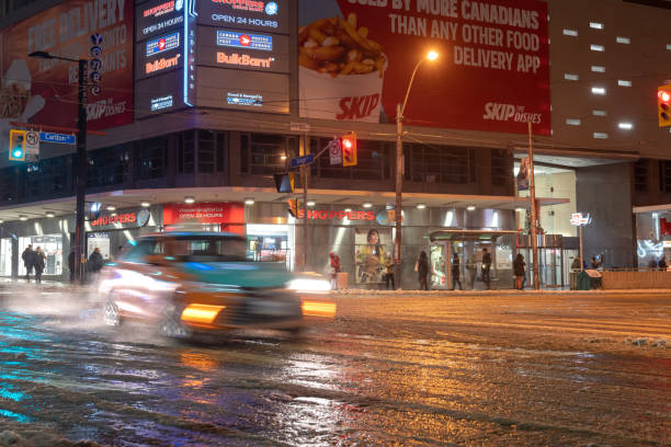 desenfoque de movimiento de un beck taxi, toronto, ontario, canadá - beck fotografías e imágenes de stock