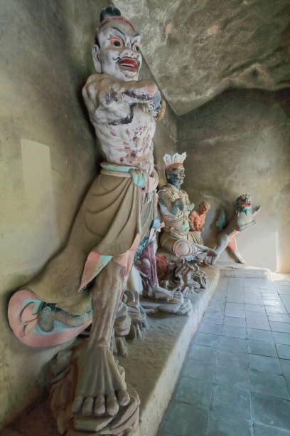 personaggi buddisti e guardian lion shishi. grotte di mogao-dunhuang-gansu provincia-cina-0619 - dugout foto e immagini stock