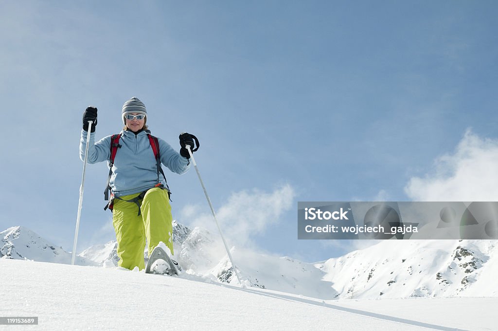 Trekking nella neve - Foto stock royalty-free di Abbigliamento sportivo