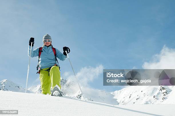 Trekking Nella Neve - Fotografie stock e altre immagini di Abbigliamento sportivo - Abbigliamento sportivo, Abiti pesanti, Adulto