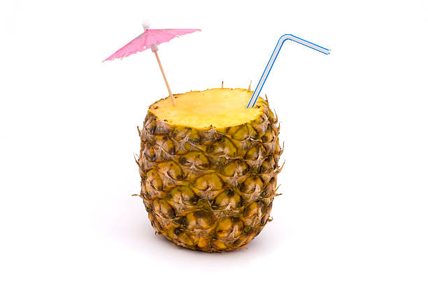piña con starw y umrella - refreshment drink drinking straw cocktail fotografías e imágenes de stock