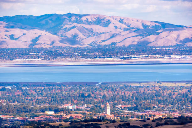 veduta aerea della stanford university amd palo alto, san francisco bay area; newark e fremont e la catena montuosa di diablo visibile dall'altra parte della baia; silicon valley - mt diablo state park foto e immagini stock