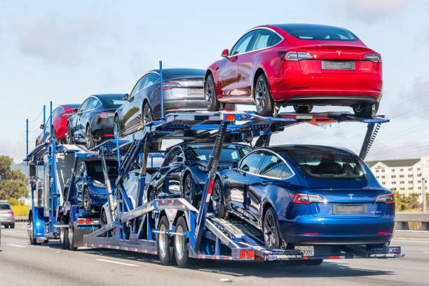 autotransporter mit tesla model 3 neue fahrzeuge - car transporter fotos stock-fotos und bilder