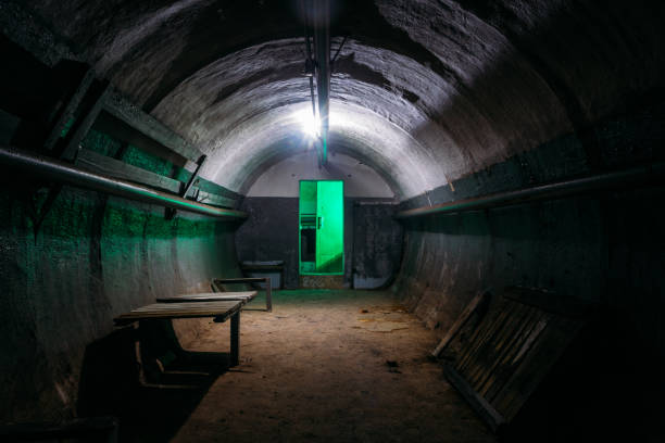 dark bunker soviétique abandonné, écho de la guerre froide - abri anti bombe photos et images de collection