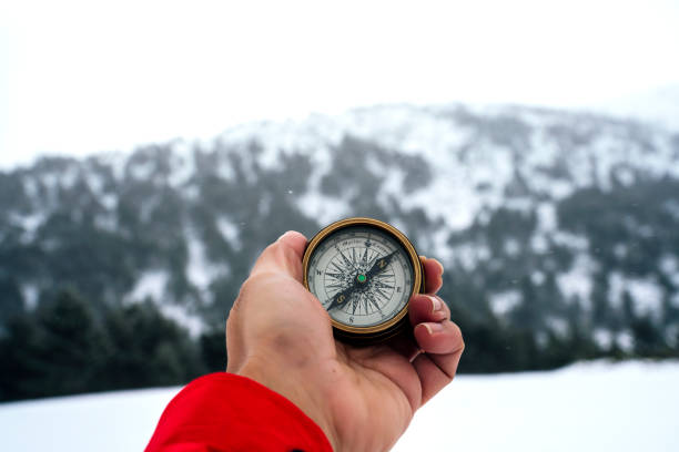 rocio im schnee im winter - compass map hiking orienteering stock-fotos und bilder